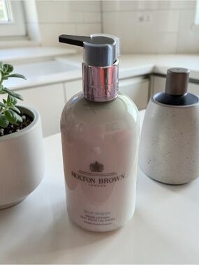 Molton Brown Blue Marquis Cream Hand Lotion 300 ml.